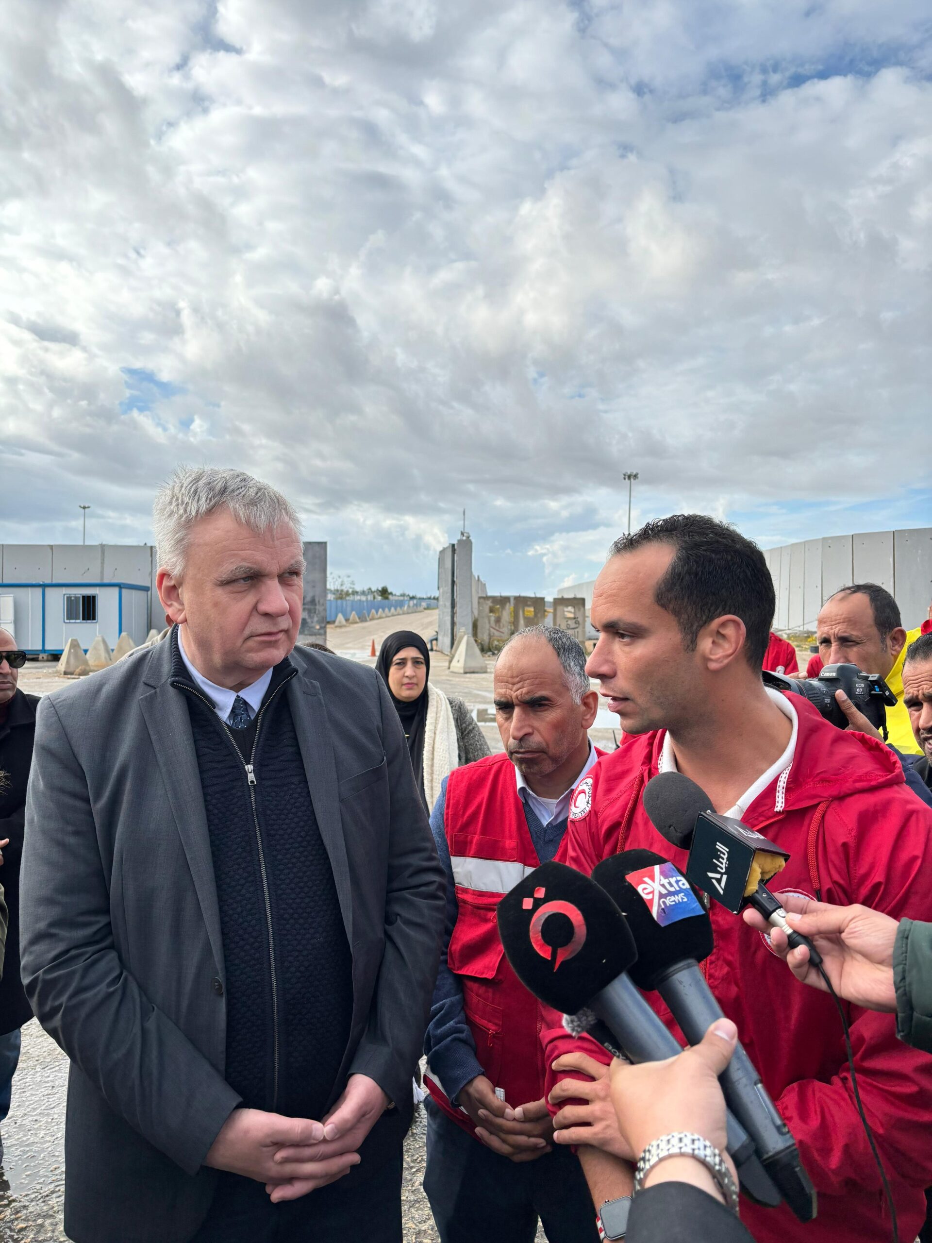  السفير الألماني يورجن شولتس يلتقي محافظ شمال سيناء في العريش، ويزور المركز اللوجستي التابع للهلال الأحمر ERC ومعبر رفح الحدودي - Img Wa02211 Scaled