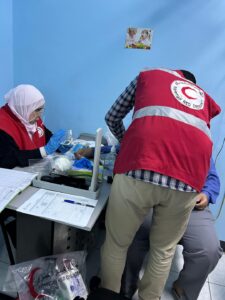 الهلال الأحمر وصندوق دعم مشروعات الجمعيات الأهلية يقدمان خدمات طبية ويوفران احتياجات ثلاثة دور مسنين بـ"الجيزة" - Fb Img